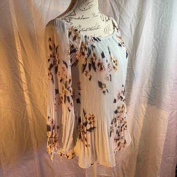 Floral light green pleated blouse size M - Picture 2 of 5